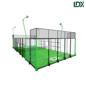 Side view showing the wire mesh and glass panels of the classic padel court.