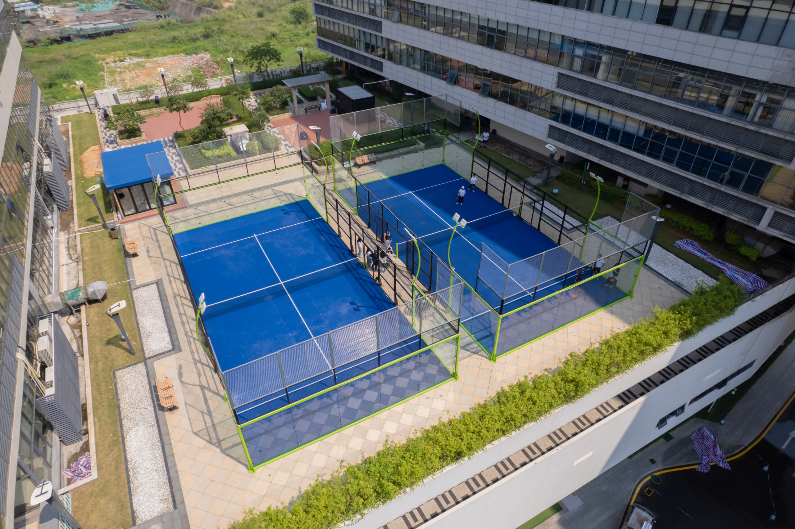 side view of padel court structure showing glass wall height and steel frame