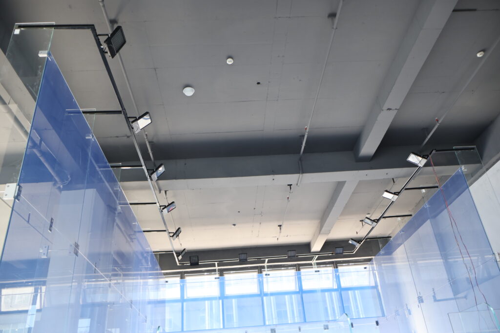 led lighting system for glass squash courts Professional anti-glare LED lighting system installed in an indoor glass squash court.